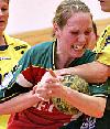 Bettina Gabbert versucht sich durchzusetzen - HSC 2000 Magdeburg  (Saison 2005/06)