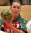 Yvonne Sachse passt den Ball an den Kreis - HSC 2000 Magdeburg  (Saison 2005/06)
