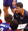 Südkoreas Trainer Tae-Hoon Kim weist seine Spieler ein