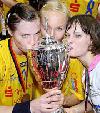 Else Marthe Soerlie Lybekk, Ingrida Radzeviciute und Ulrike Stange kssen den DHB-Pokal 2008