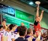 Michael Knudsen, SG Flensburg-Handewitt
Feiert den Derbysieg auf der Nordtribüne der Flens-Arena
FLE-THW