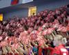EM-Qualifikation Tschechien - Polen: Tschechische Fans mit Klatschpappen