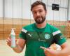 SC DHfK Leipzig - Training während Corona: Lukas Binder mit Desinfektionsmittel