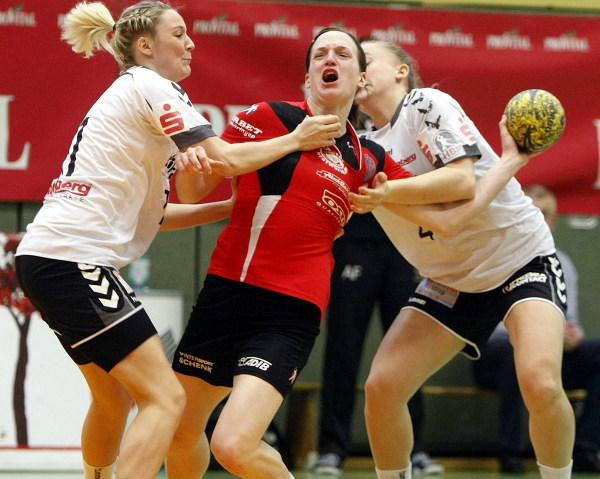 Eng ging es in den Hinspielen der Play-offs zu: Katrin Engel und der THC holten ein Unentschieden in Blomberg