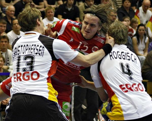 Tönnesen gegen Christophersen und Roggisch - Deutschland schlägt Norwegen im Test in Rostock, 16.4.11 - GER-NOR