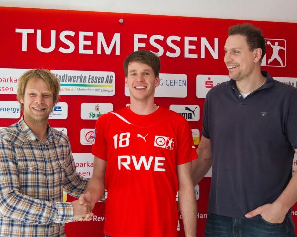 Hannes Lindt bei der Vorstellung in Essen mit Stephan Krebietke (li.) und Mark Dragunski von der Sportlichen Leitung.