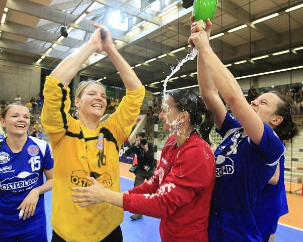 Sektdusche für Franziska Garcia-Almendaris<br />
DHB-Pokal Finale 2011 THC-BSV