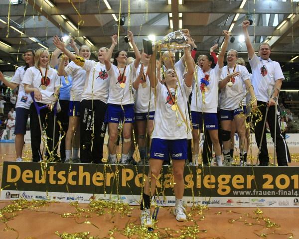 Kerstin Wohlbold mit dem Pokal<br />
DHB-Pokal Finale 2011 THC-BSV