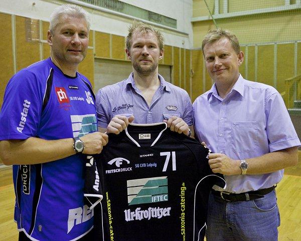 Trainer Jens Große, Tommi Sillanpää, Geschäfsführer Jens-Dirk Schöne (v.li)