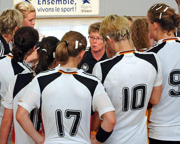 Ute Lemmel stimmt die deutsche U17 ein