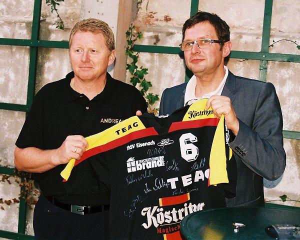 Anläßlich der Talkrunde übergab Gero Schäfer Andreas Gleichmann (li.), Bürgermeister von Berka/Werra, ein signiertes Trikot aus dem Jahr 1997