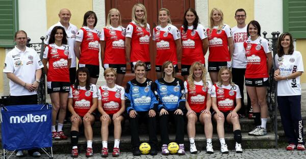 Teamfoto Thüringer HC 2011/12<br />
<br />
stehend von links: Teammanager Maik Schenk, Idalina Borges-Mesquita, Trainer Herbert Müller, Katrin Engel, Dannick Snelder, Nadja Nadgornaja, Nora Reiche, Katrin Schröder, Petra Popluharova, Physiotherapeut Thomas Sickel, Ulrike Jahn, Physiotherapeutin Claudia Tröger
<br /><br />
sitzend von links: Kerstin Wohlbold, Lydia Jakubisova, Maike März, Adriana Stefani Gava, Willemijn Karsten, Dagmar Stuparicova