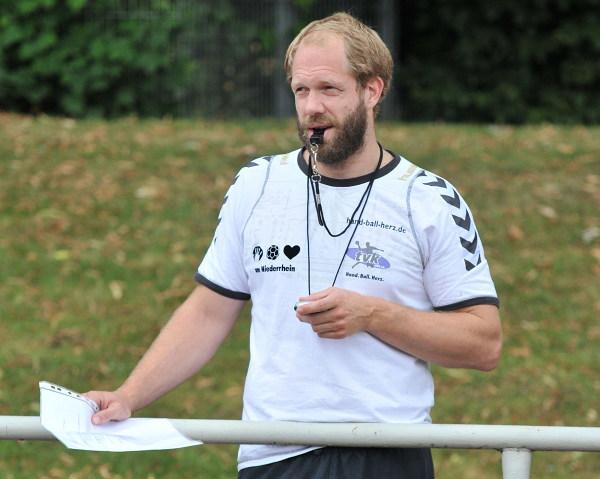 TVK-Coach Jörn Ilper nimmt die Rundenzeiten seiner Spieler - TV Korschenbroich, Vorbereitung 2011/12