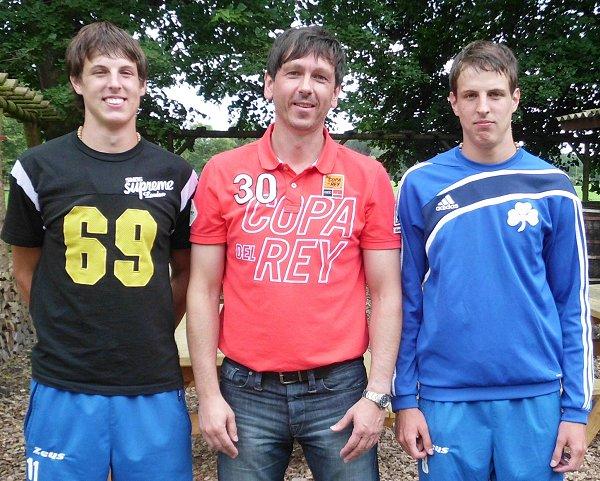 Petar Bubalo, Trainer Jörg Rademacher, Andrija Bubalo (v.li)