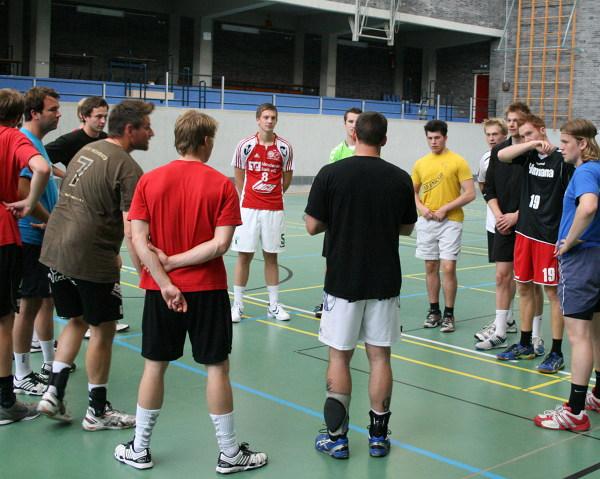Ahlener SG 2011/12: Spielertrainer Sascha Bertow (schwarzes Shirt) begrüßt seine Mannschaft zur ersten Trainingseinheit.