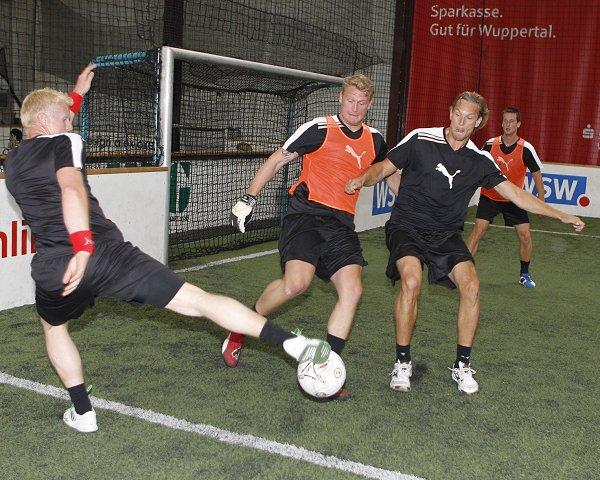 	19.07.2011
Kampf um den Ball: Neuzugang Henrik Knudsen (vorne), Henning Quade (links) und Kenneth Klev (rechts) kämpfen um den Ball. Im Hintergrund lauert Neuverpflichtung Richard Wöss