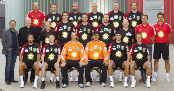 <B>Teamfoto TuS N-Lübbecke 2011/12</b>
<br /><br />
obere Reihe v.l.n.r: Hans-Georg Borgmann (Co-Trainer), Frank Løke (5), Arthur Siodmiak (9), Arne Niemeyer (28), Tim Remer (85), Mattias Gustafsson (3)
<br /><br />
Mittlere Reihe v.l.n.r.: Armin Gauselmann, Uwe Kölling (Geschäftsführer), Gerhard Kleine (Betreuer), Malte Schröder (14), Drago Vukovic (6), Stephan Just (26), Oliver Abt (Physiotherapeut), Zlatko Feric (Teammanager), Markus Baur (Cheftrainer)
<br /><br />
Untere Reihe v.l.n.r.: Kristian Erik Svensson (11), Nicky Verjans (2), Nikola Blazicko (1), Dario Quenstedt (21), Daniel Svensson (25), Tomasz Tluczynski (18)