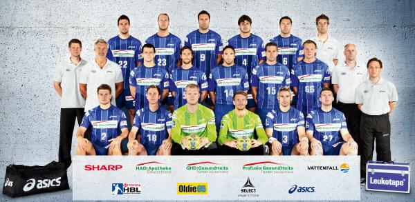 <b>Teamfoto HSV Hamburg 2011/12</b>
<br /><br />
Hinten von links: Marcin Lijewski, Pascal Hens, Igor Vori, Domagoj Duvnjak, Blazenko Lackovic,
Physiotherapeut Niklas Albers
<br /><br />
Mitte von links: Co-Trainer Jens Häusler, Trainer Per Carlén, Matthias Flohr, Torsten Jansen, Bertrand
Gille, Guillaume Gille, Oscar Carlén, Betreuer Mirko Großer, Teamarzt Dr. Oliver Dierk
<br /><br />
Vorne von links: Michael Kraus, Hans Lindberg, Johannes Bitter, Dan Beutler, Stefan Schröder,
Marcel Schliedermann
<br /><br />