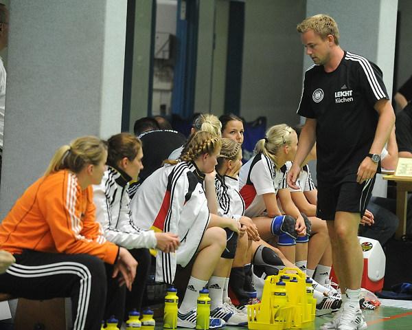 Heine Jensen, beim Testspiel der Juniorinnen beim TuS Weibern