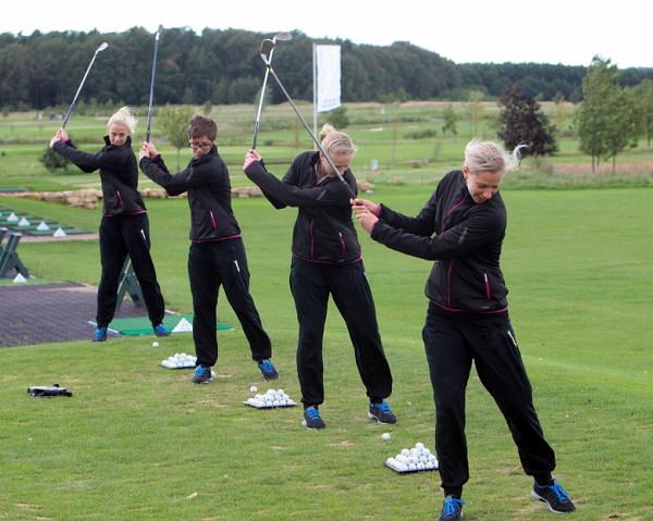 Spielerinnen beim Abschlag auf der Driving Range - HCL-Golfevent 2011