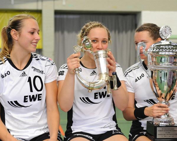 Die Spielerinnen des VfL Oldenburg im Vorjahr mit Wunderhorn und Pokal