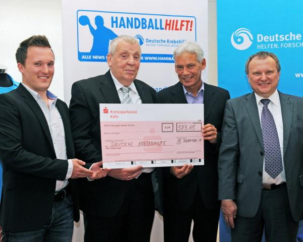 Scheckübergabe: David Rohmer und Günter Knickmann (Handballkreis Köln Rheinberg mit Gerd Nettekoven von der Deutschen Krebshilfe und HVM-Präsident Lutz Rohmer