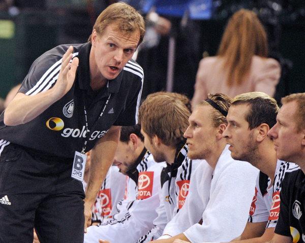 Martin Heuberger hier beim Supercup im Gespräch mit den Spielern auf der Bank