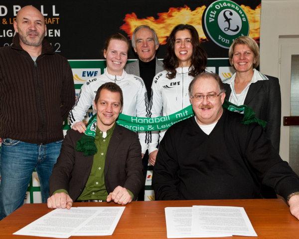 VfL-Marketingleiter Stefan Eickelmann, Peter Görgen (Geschäftsführer VfL Oldenburg GmbH); oben: Cheftrainer Leszek Krowicki, Co-Spielführerin Wiebke Kethorn, VfL-Präsident Günther Bredehorn, Spielführerin Sabrina Neuendorf, Gesamtverein-Geschäftsführerin Rosi Linde.
(Quelle:VfL Oldenburg)