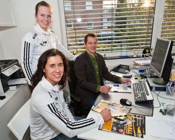 Wiebke Kethorn, Sabrina Neuendorf, Stefan Eickelmann – an Eickelmanns neuem Arbeitsplatz in der Geschäftsstelle des VfL Oldenburg im Vereinsheim an der Rebenstraße