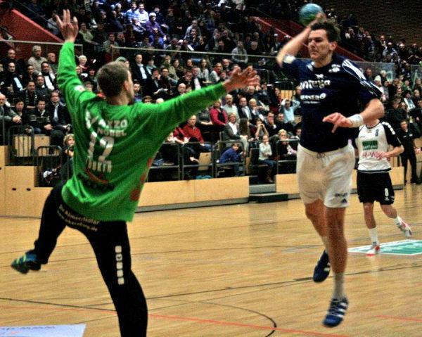 TVG-Akteur Erik Schmidt beim Torwurf in Obernburg