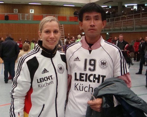 HCL-Fan Tetsuhisa Usui und Katja Schülke bei einem Länderspiel