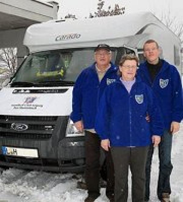 Familie Rabold mit ihrem Wohnmobil vor dem Teamhotel in Skopje 