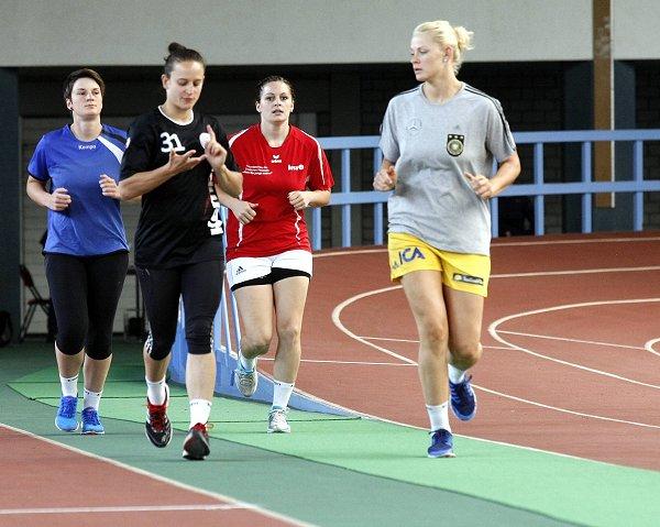 Thüringer HC (THC) - Trainingsauftakt 012/13 -   Erfurter Leichathletikhalle - Training - (vl) Nadja Bolze (THC), Kerstin Wohlbold (THC)Dinah Eckerle (THC) und Shenia Minevskaja (THC)