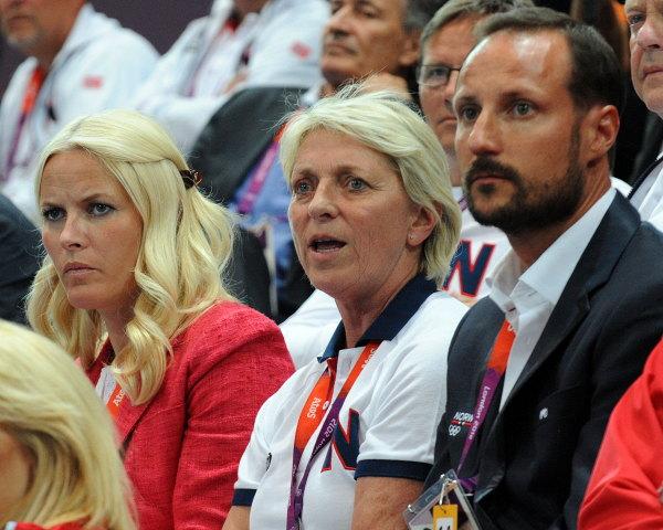 Marit Breivik zwischen dem norwegischen Kronprinzenpaar Mette-Marit und Hakon