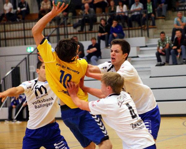 Nürnbergs Timo Löw in der Abwehrzange der JSG Balingen-Weilstetten