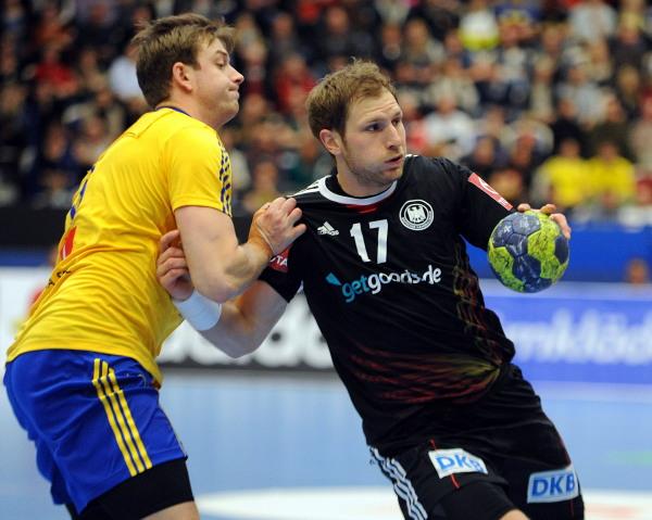 Niclas Barud und die schwedische Auswahl wollen heute gegen das DHB-Team um Steffen Weinhold Revanche nehmen