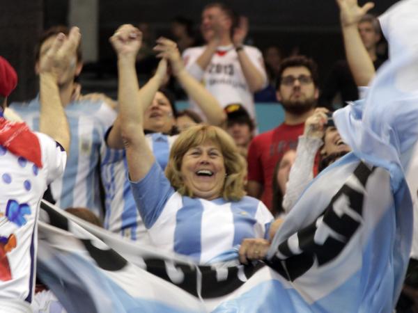 Die argentinischen Fans bejubeln den Sieg über Montenegro.