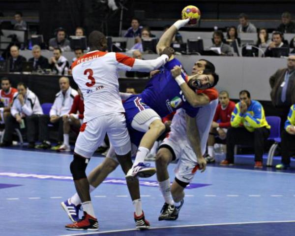 Nikola Karabatic wird hier von der tunesischen Deckung ausgebremst