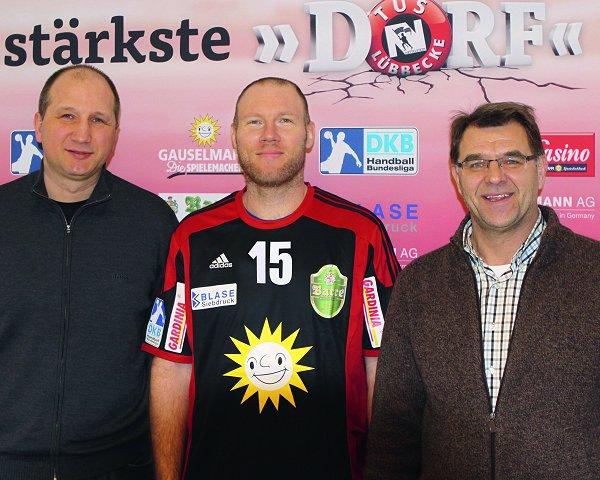 Ein Neuer für den TuS: Trainer Gennadij Chalepo mit Ales Pajovic sowie Teammanager Zlatko Feric (v.l.)