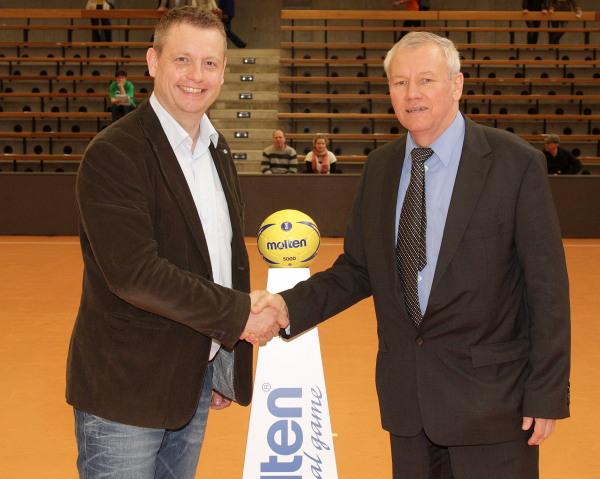 Mirko Lenz (Verkaufsleiter Handball, Molten) und der HBF-Vorsitzende Berndt Dugall verlängern die Partnerschaft