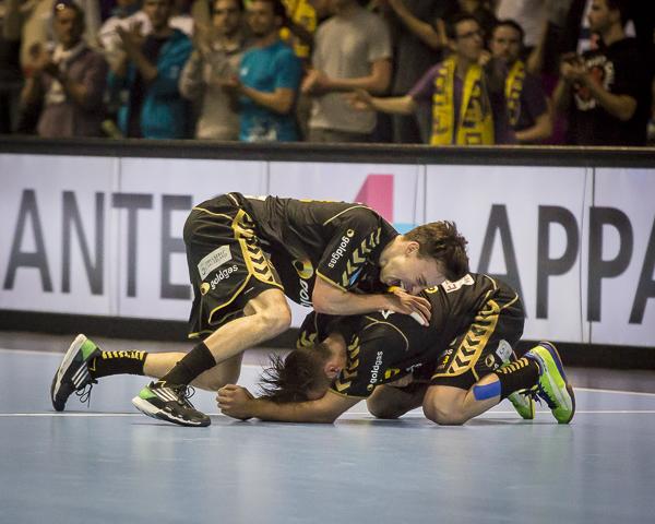 Patrick Groetzki und Uwe Gensheimer nach dem Finalerfolg auf dem Parkett in Nantes