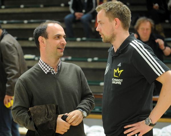 Bob Hanning (links) im Gespräch mit Bundestrainer Heine Jensen