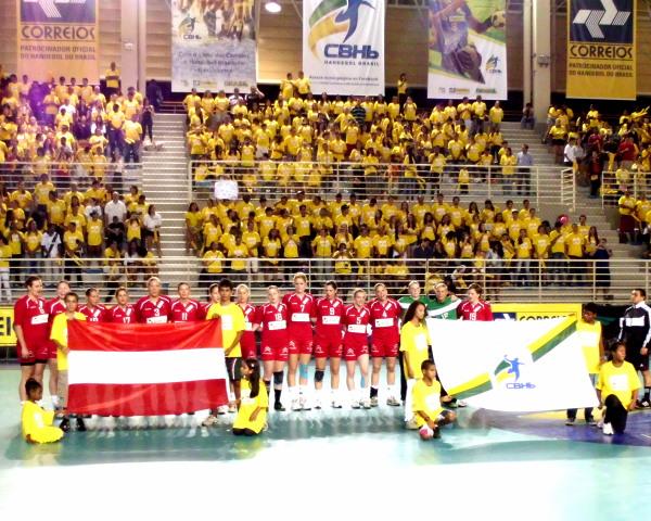 Das ÖHB-Team vor der "gelben Wand"