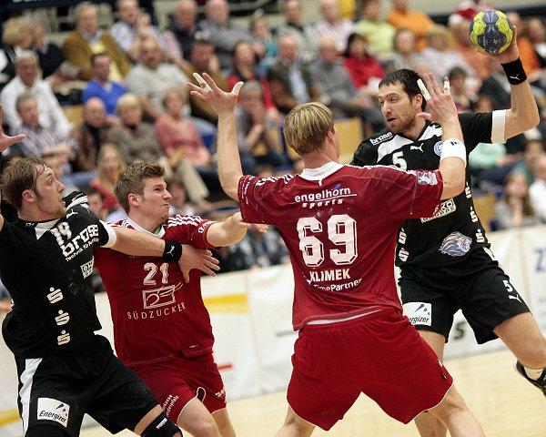 2. Handball-BL - Saison 2012-2013 - TSG Friesenheim - Bergischer HC - Ludwigshafen

v. l. Jiri Vitek/ Bergischer HC versucht ein Zuspiel, wird aber von Christian Klimek/ TSG gestört
