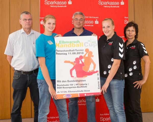 Freuen sich auf den Elbmarsch Handball-Cup: Buchholz Manager Peter Prior (von links) mit seiner BSV-Spielerin Jessica Oldenburg und Trainer Dirk Leun sowie Sabine Heusdens, Neuzugang der SGH Rosengarten-Buchholz mit Managerin Ilona Heinzelmann.