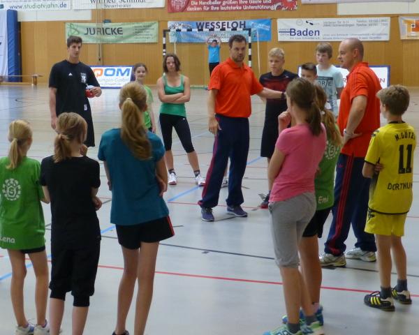 Markus Baur gab eine Trainingseinheit für den Schneverdinger Handballnachwuchs