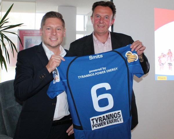 Torben Kietsch (links) präsentierte gemeinsam mit Limuh-Geschäftsführer Christian Berentzen das neue HSG-Trikot.