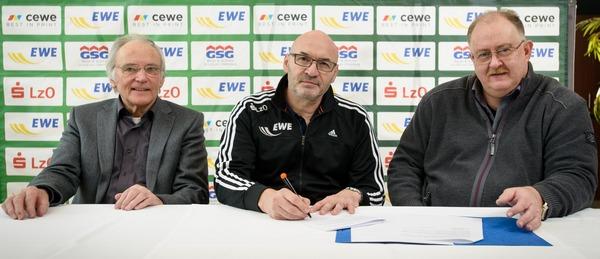 Vereinspräsident Günther Bredehorn, Trainer Leszek Krowicki und Geschäftsführer Peter Görgen