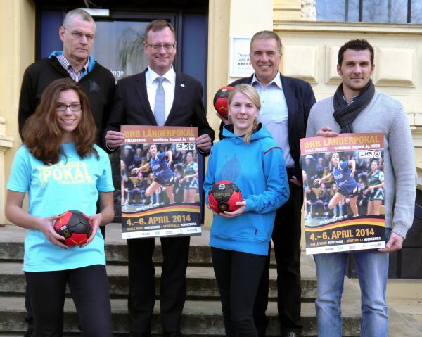 Jugend-Nationalspielerin Emily Bölk, BSV-Manager Peter Prior, HHV-Präsident Rolf Reincke, BSV-Spielerin Lone Fischer, HS21-Geschäftsführer Ulrich Freitag, HHV-Landestrainer Adrian Wagner.