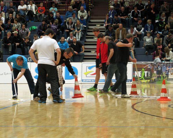 Rettungsversuche in der Conlog-Arena